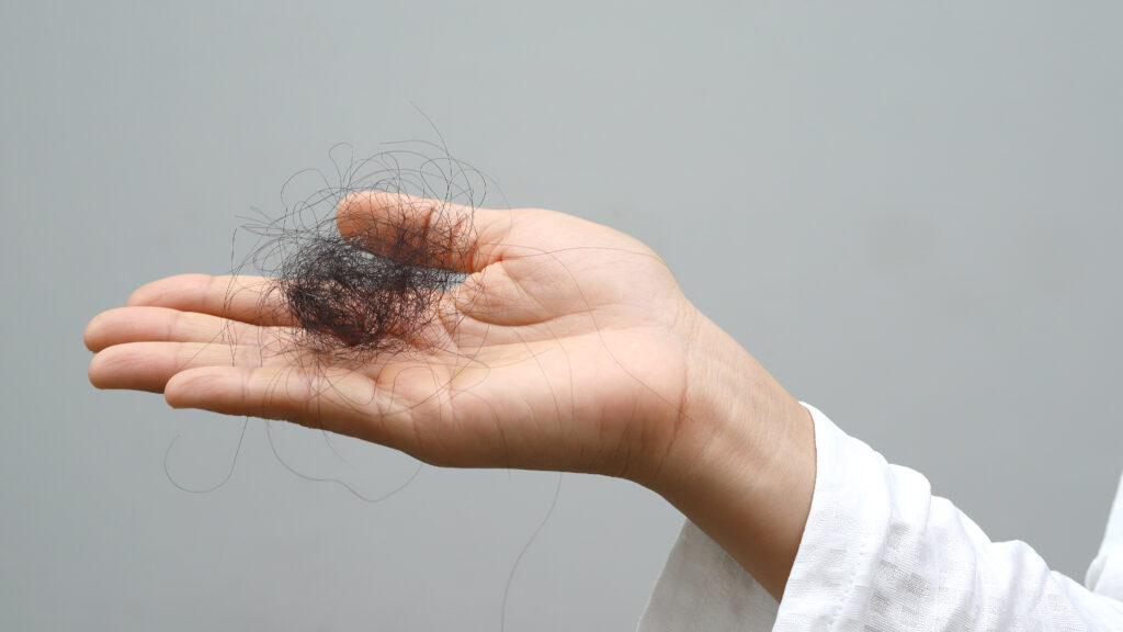 mano sostenido cabello